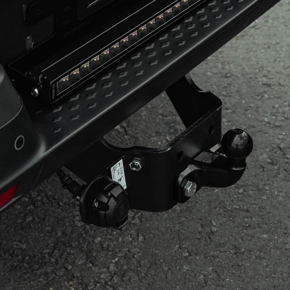 Heavy duty fixed flange tow bars for 74-reg pickups