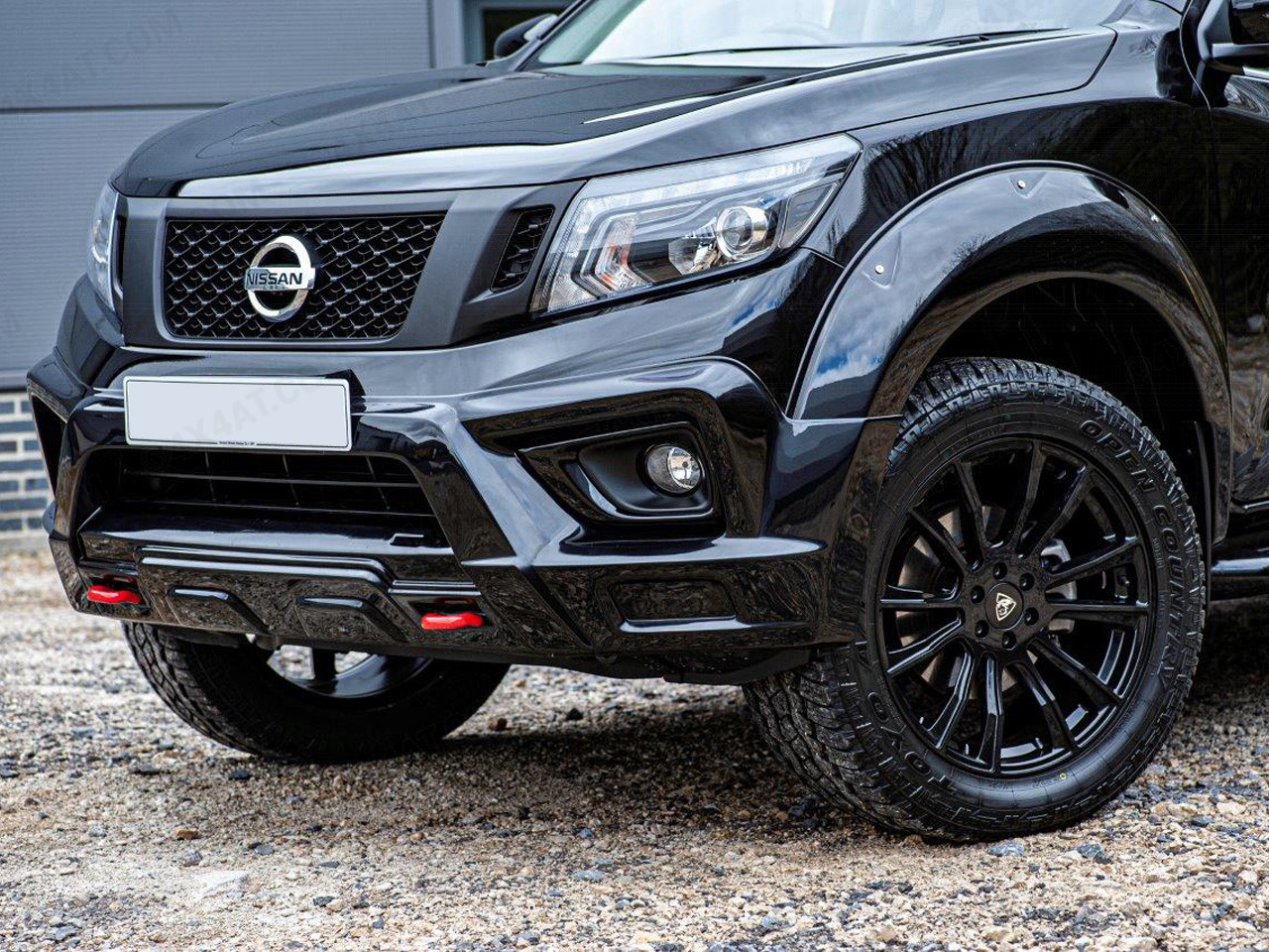 Nissan Navara 2021 lights and front 