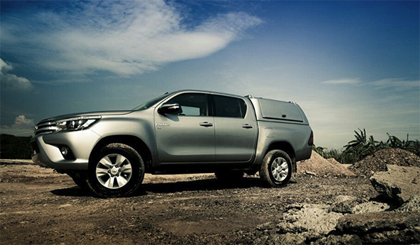 Side view of the Pro//Top low roof gullwing on a Toyota Hilux