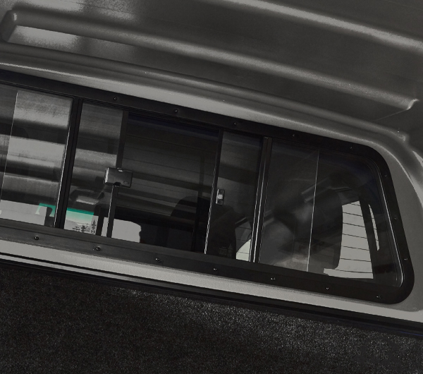 Sliding bulkhead window